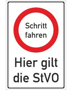 Parkplatzhinweisschild Schritt fahren Hier gilt die StVo