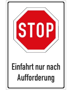 Parkplatzschild STOP Einfahrt nur nach Aufforderung